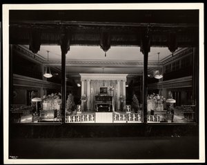 1923年ニューヨーク、ウエスト42番街29番またはフィフスアベニュー689番地にあるエオリアンカンパニーの店先（銀ゼラチンプリント） 作： Byron Company